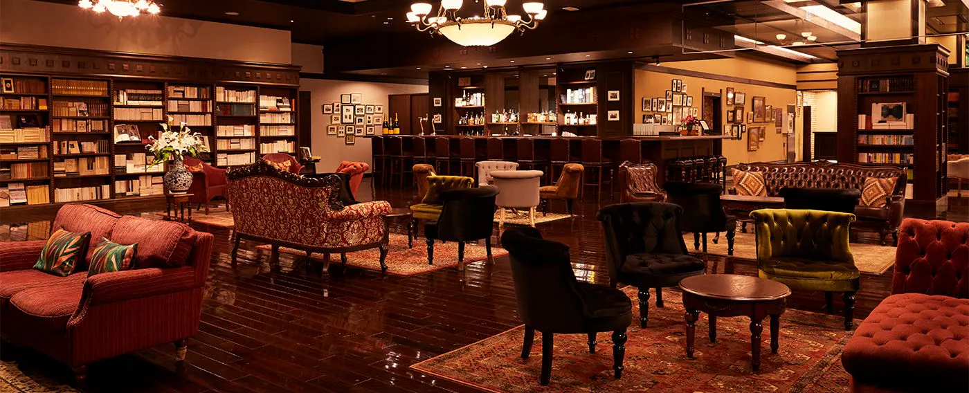 3万冊の蔵書に囲まれた大人の寛ぎの空間