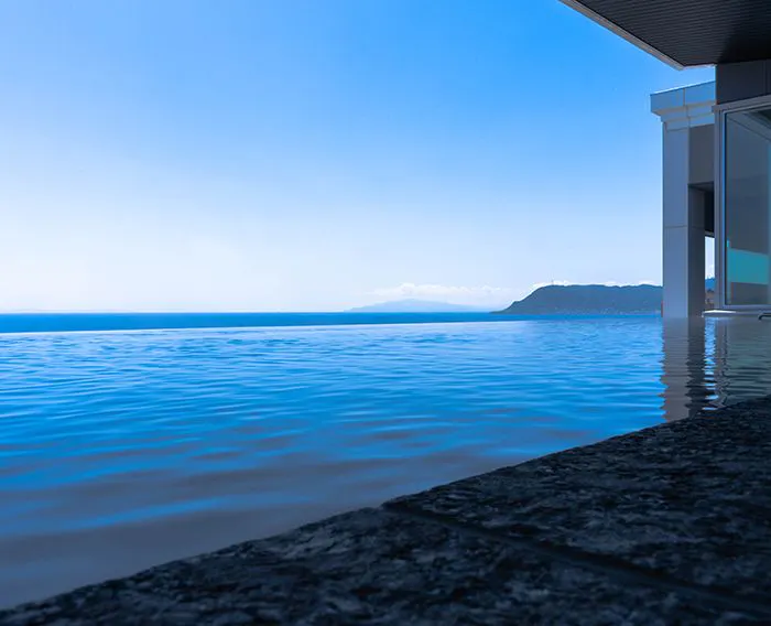 Pemandian terbuka tak terbatas kuno.