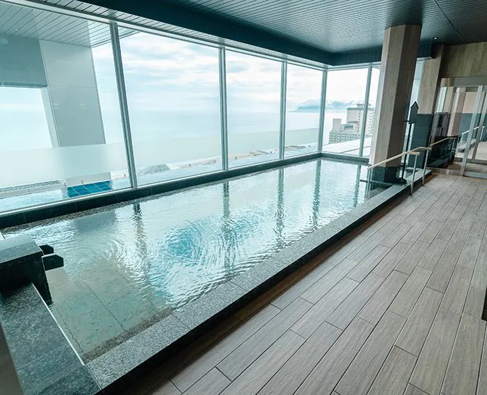 Pemandian terbuka tak terbatas kuno.