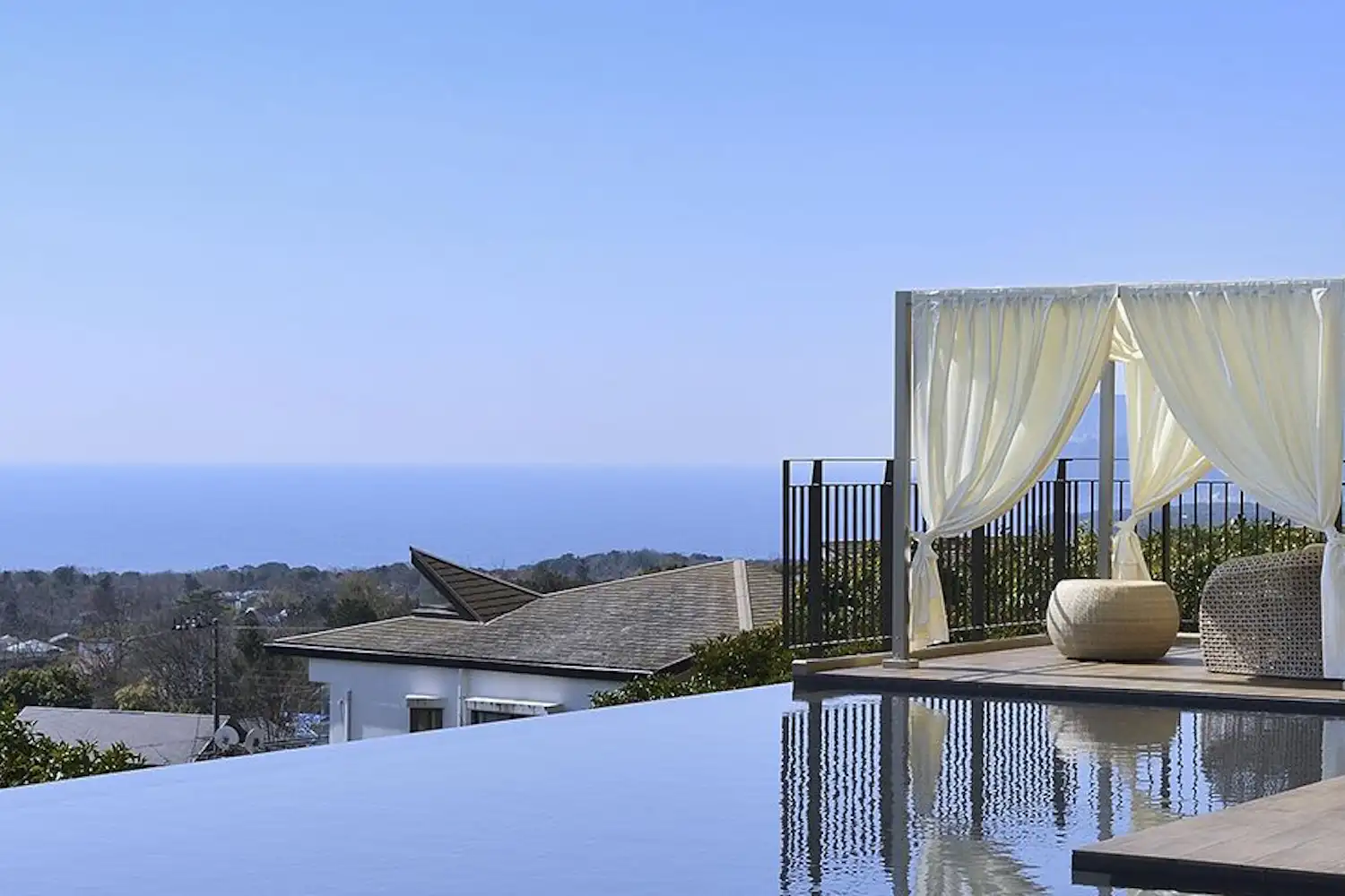 ระเบียงสระน้ำแบบสะท้อนเงา