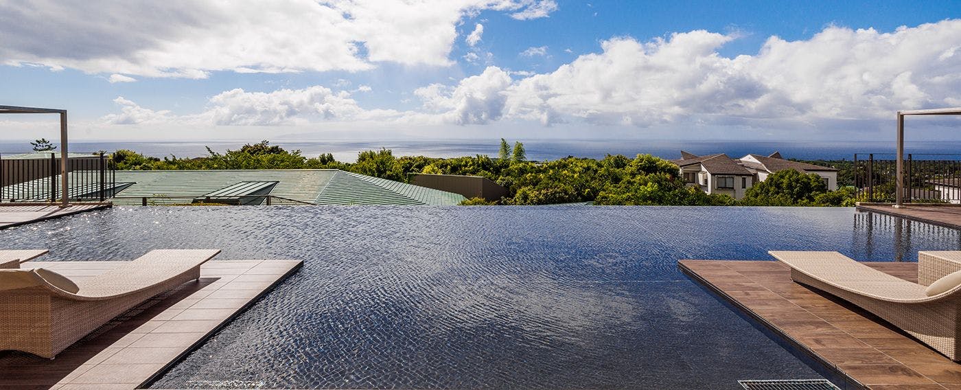 ระเบียงริมสระน้ำ