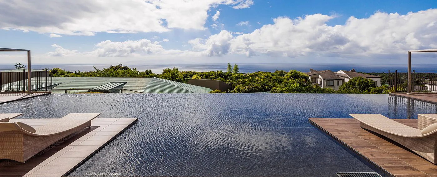 ระเบียงริมสระน้ำ