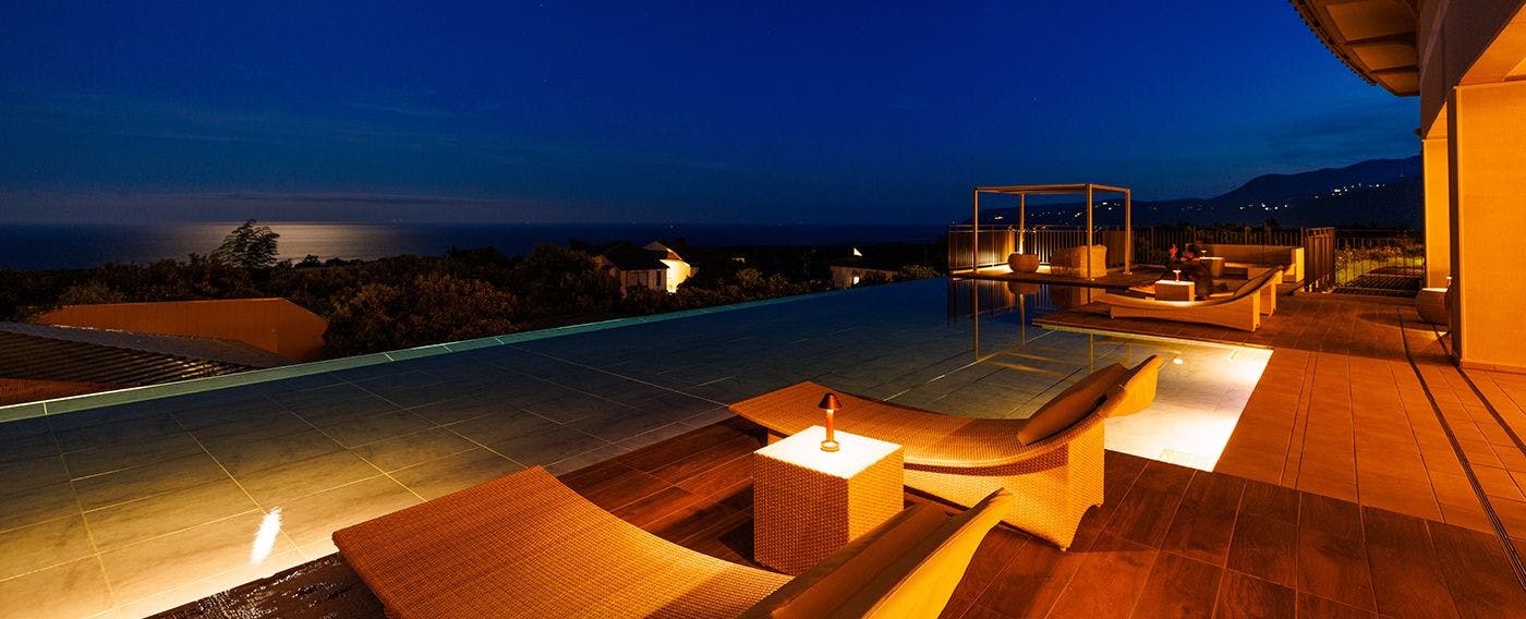 ลานระเบียงสระน้ำ