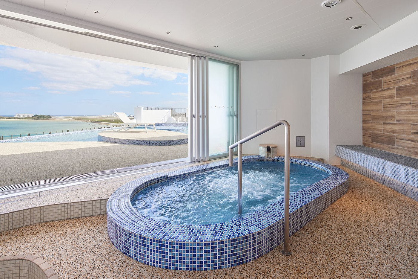 Spa dalam ruangan (Jacuzzi)