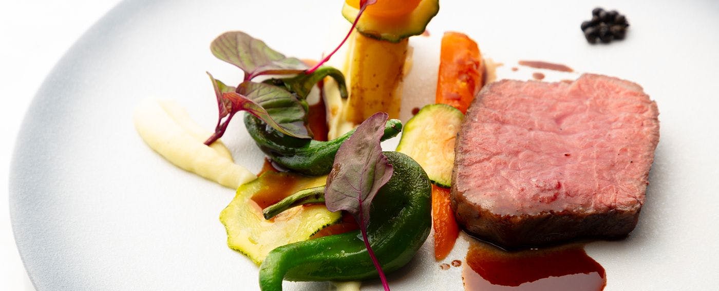 레스토랑에서는 자연이 키운 지역 채소를 풍부하게 사용한 메뉴를 제공합니다