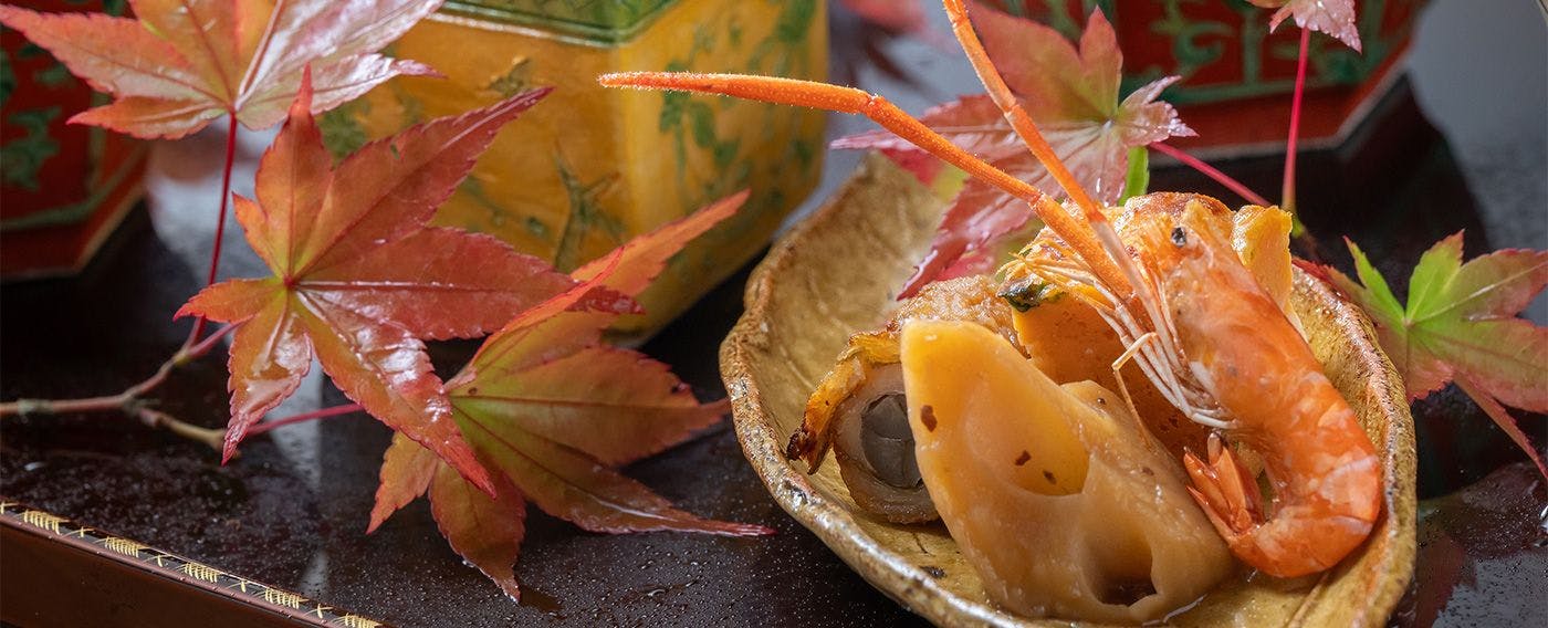 使用四季食材制作的料理，配以精美器皿呈现