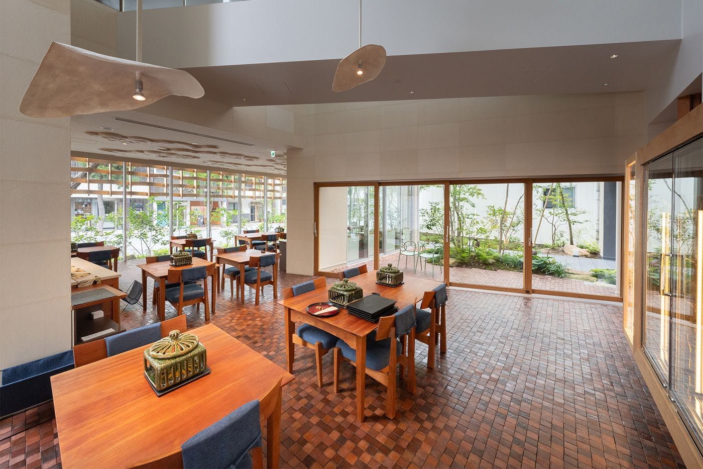 一面玻璃的开放式店内