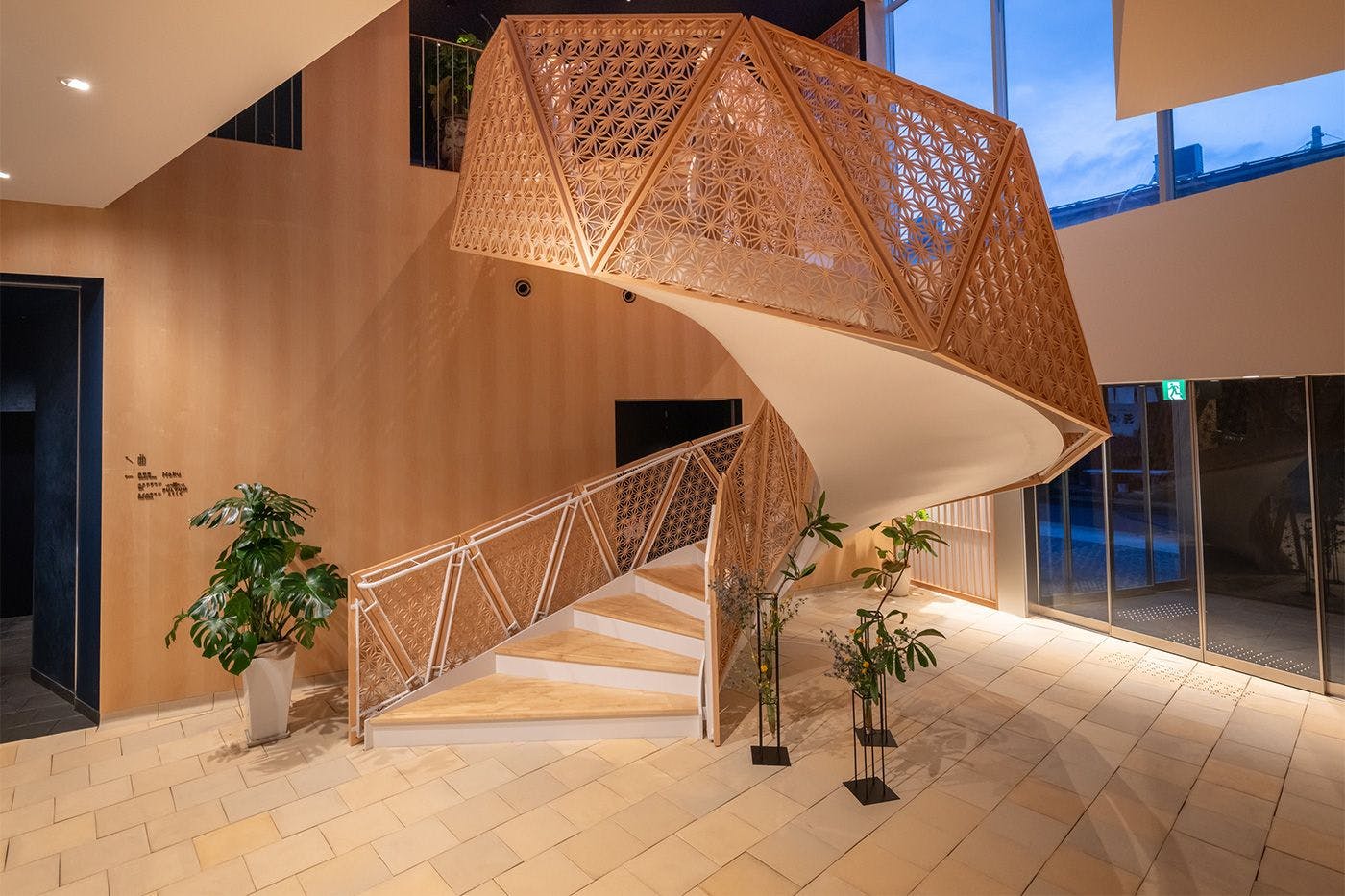 螺旋楼梯装饰有组子工艺。