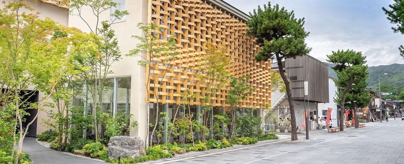 位于出云大社神前通街道旁