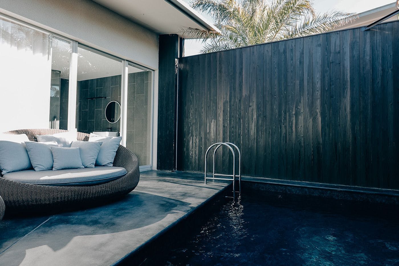 SUITE POOL