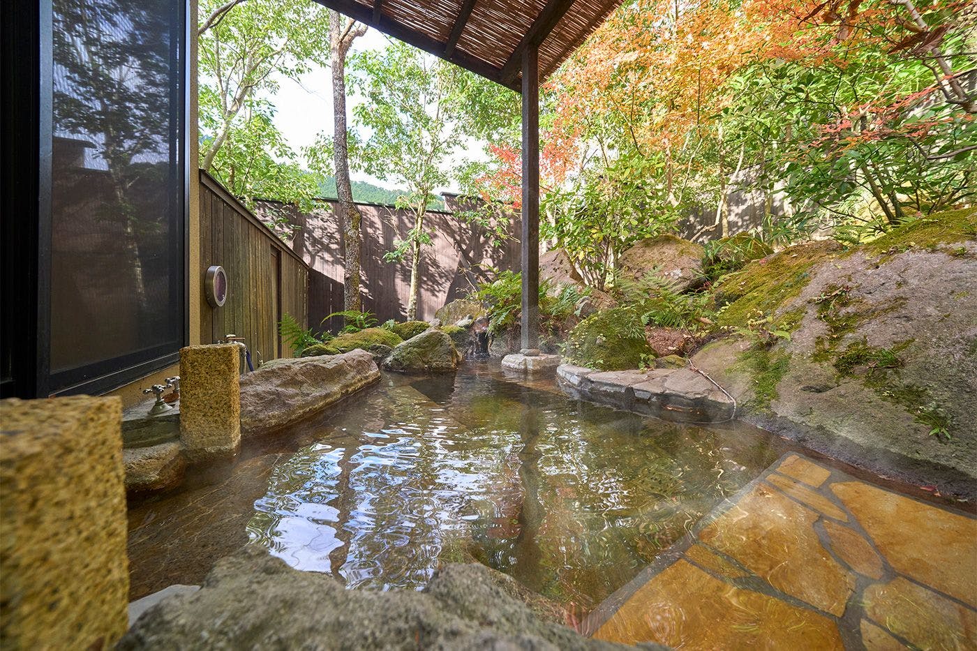 บ่อน้ำพุร้อนกลางแจ้ง