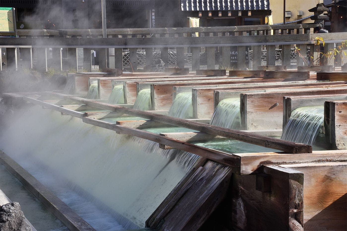本館的溫泉源泉「湯畑」