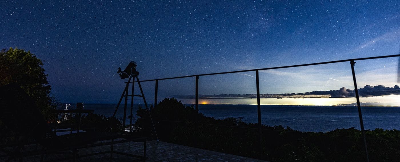 ชมดาวบนท้องฟ้ายามค่ำคืน