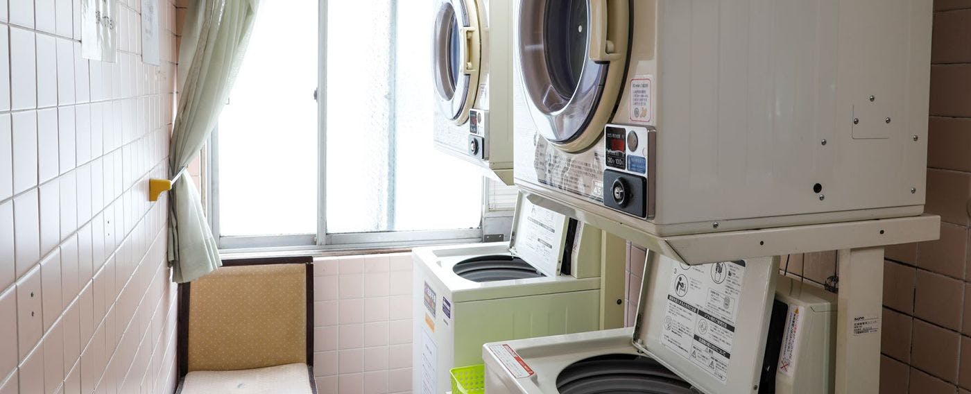 ภายในร้านซักผ้าหยอดเหรียญ