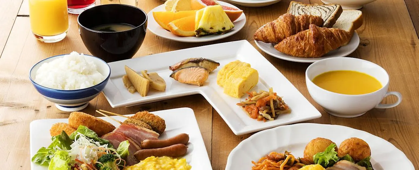 บุฟเฟ่ต์อาหารเช้าแบบญี่ปุ่นและตะวันตก
