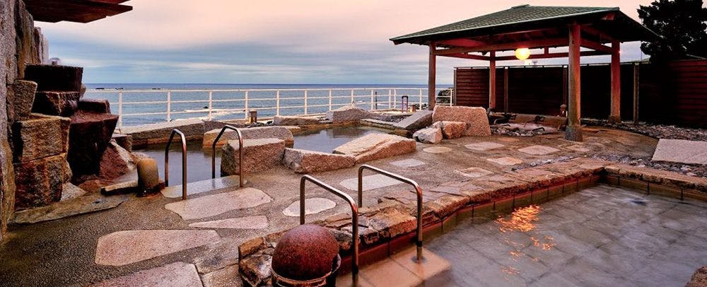 น้ำพุร้อนธรรมชาติ 【黒潮の湯】