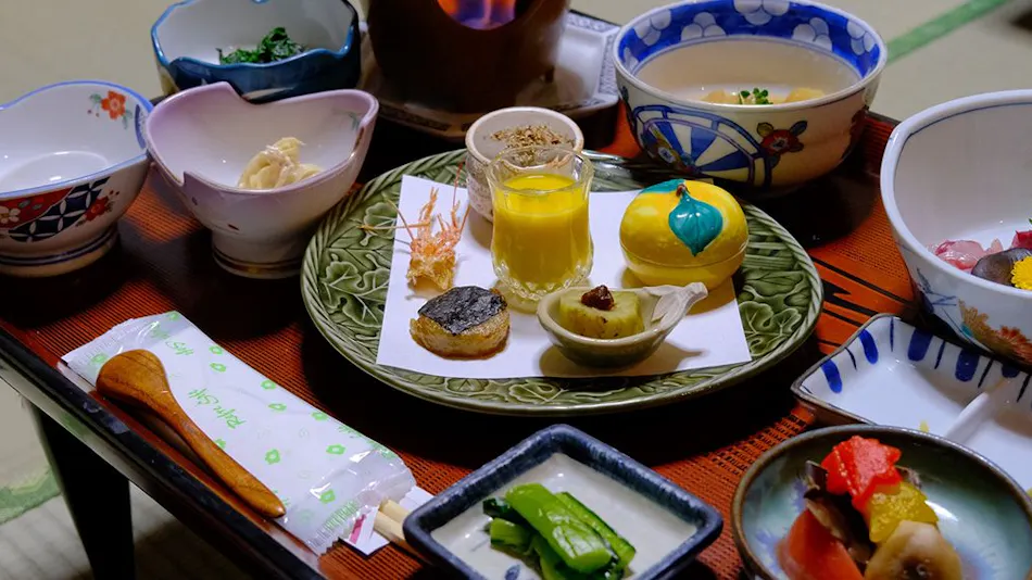 Relaxing In-Room Dining and Free-Flowing Hot Springs Inn Yudanaka Onsen Yasushirokan