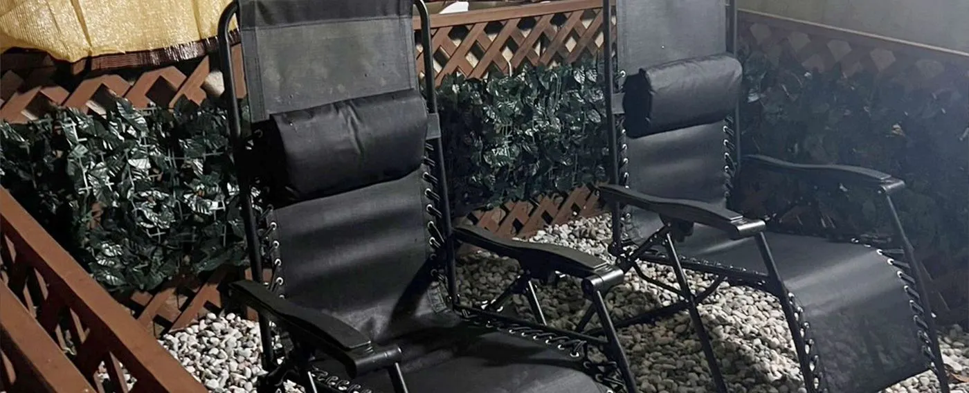 Kursi di area mandi udara luar