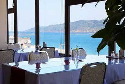 Restoran lantai 10 dengan pemandangan indah