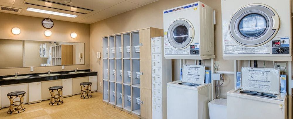 ห้องเปลี่ยนเสื้อผ้าและเครื่องซักผ้าหยอดเหรียญ