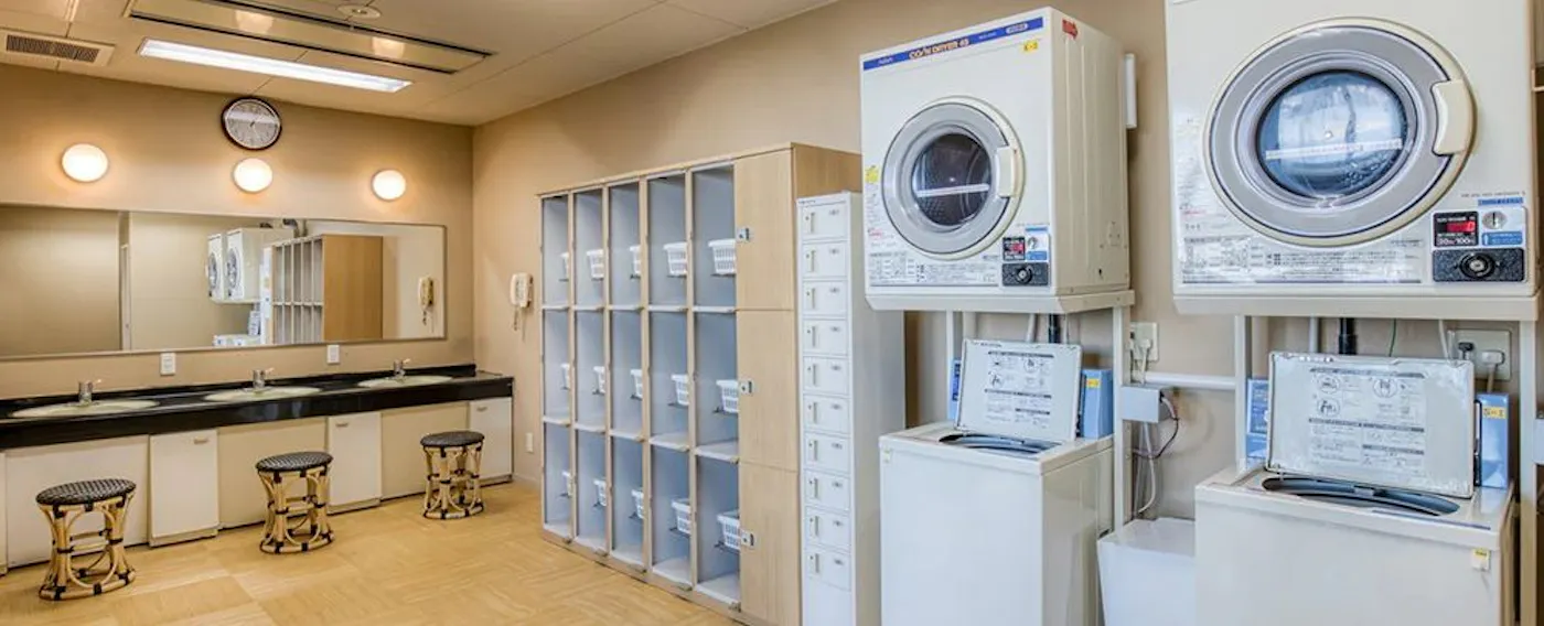 ห้องเปลี่ยนเสื้อผ้าและเครื่องซักผ้าหยอดเหรียญ