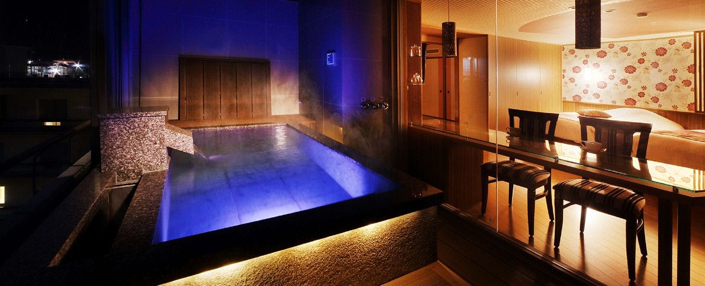 附有源泉挂流景观浴池的角落套房日式和洋室类型：御影石类型。