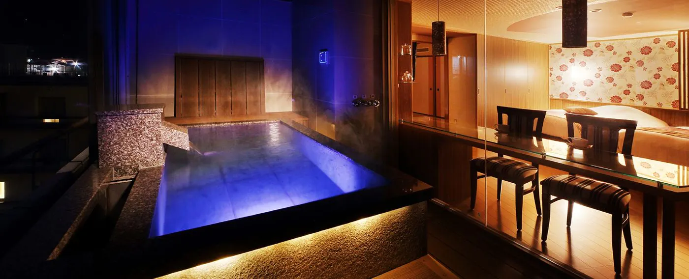 附有源泉挂流景观浴池的角落套房日式和洋室类型:御影石类型。