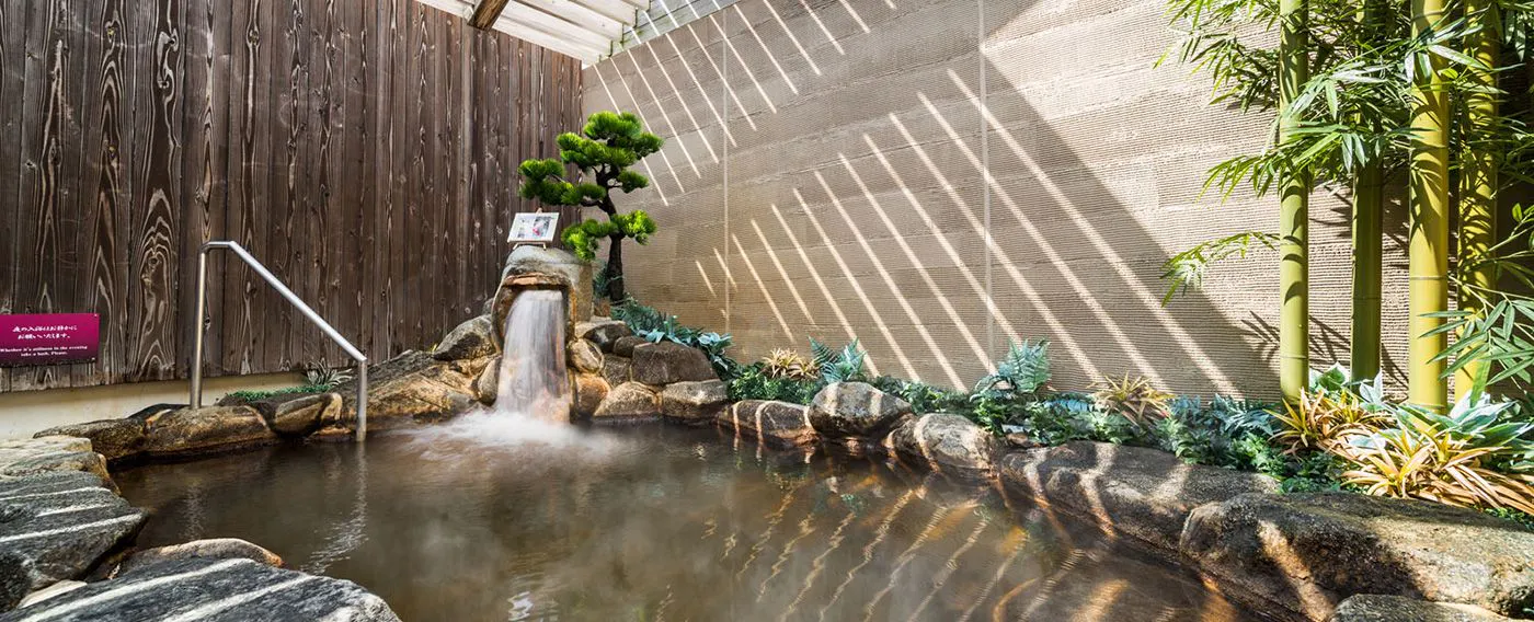 Mata air panas semula jadi dengan kolam mandi terbuka