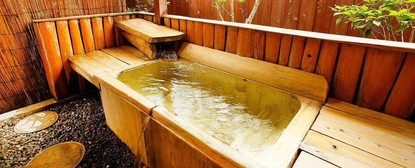 Pemandian air panas terbuka dengan aliran alami