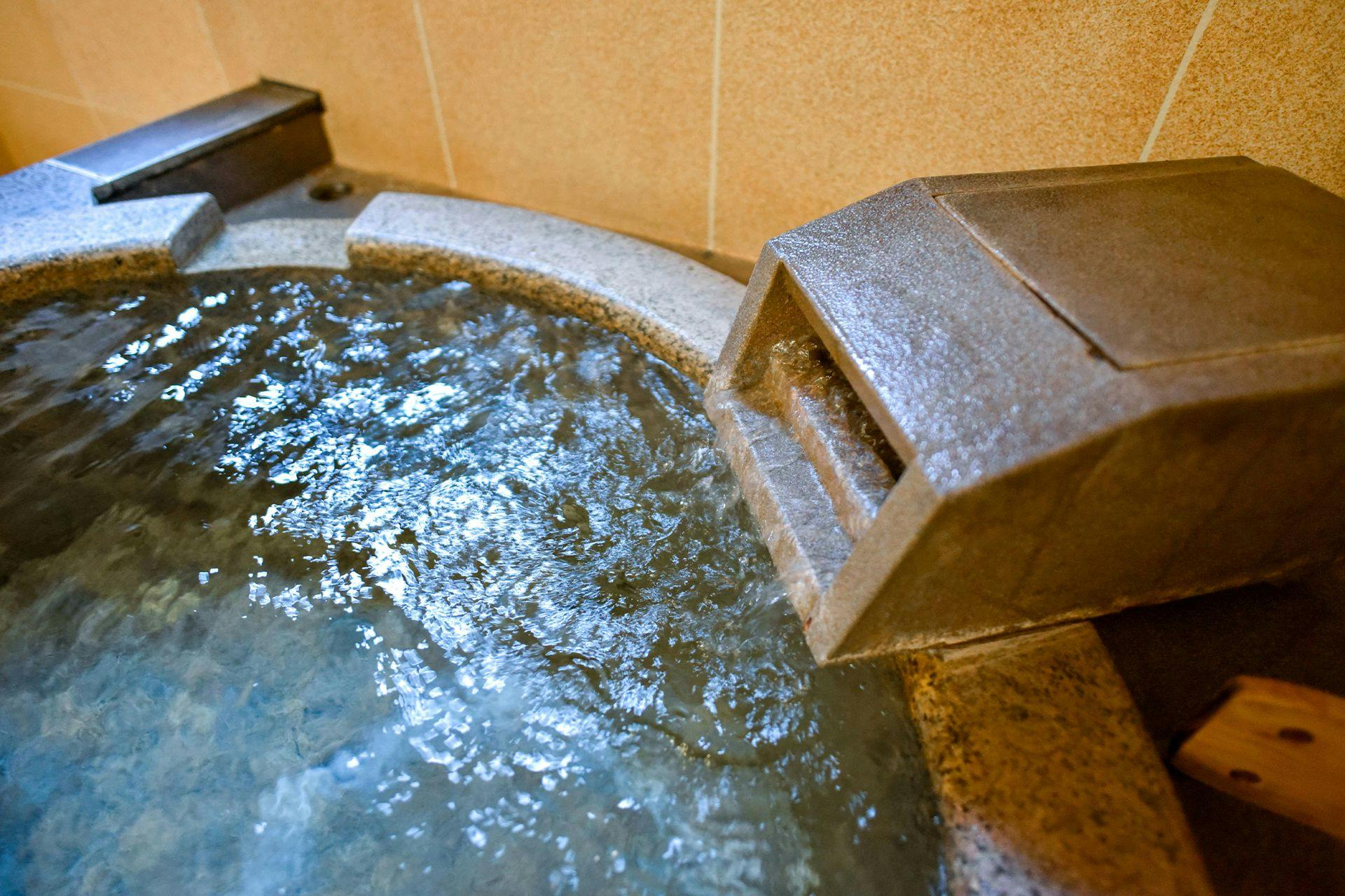 อ่างอาบน้ำพุร้อนธรรมชาติ