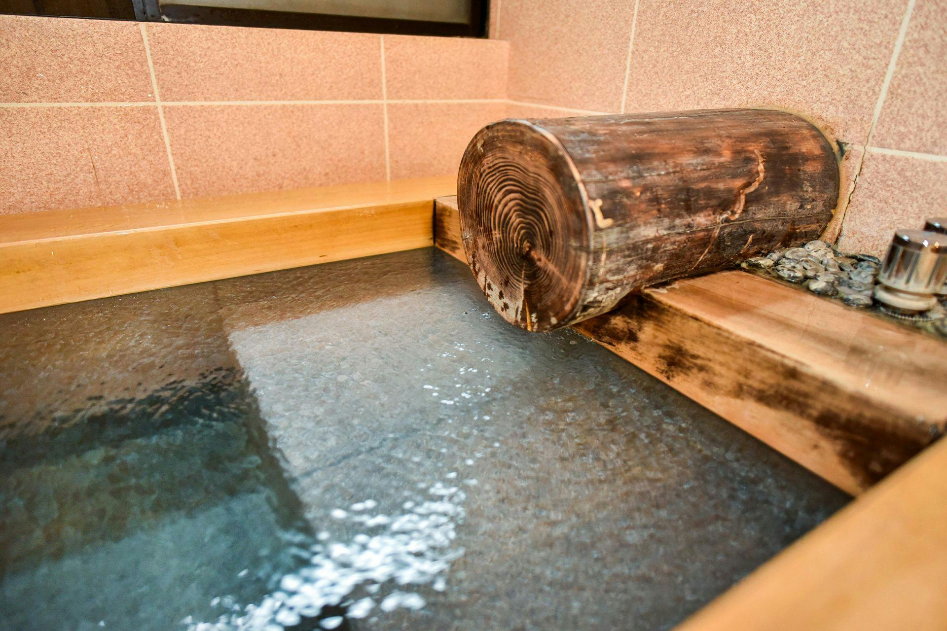 อ่างอาบน้ำพุร้อนธรรมชาติ