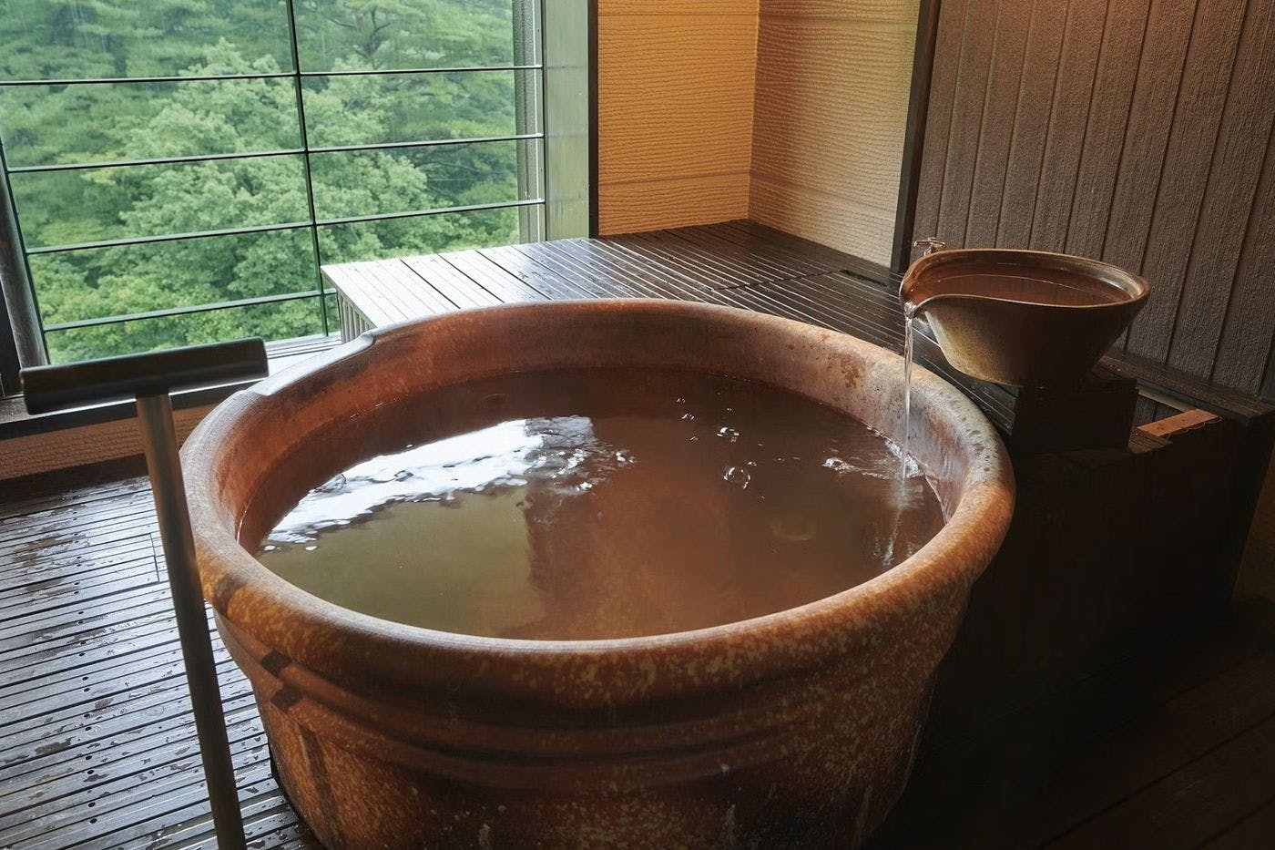 น้ำพุร้อนแบบกึ่งกลางแจ้ง