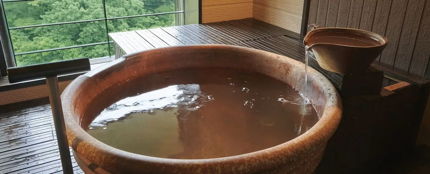 น้ำพุร้อนแบบกึ่งกลางแจ้ง