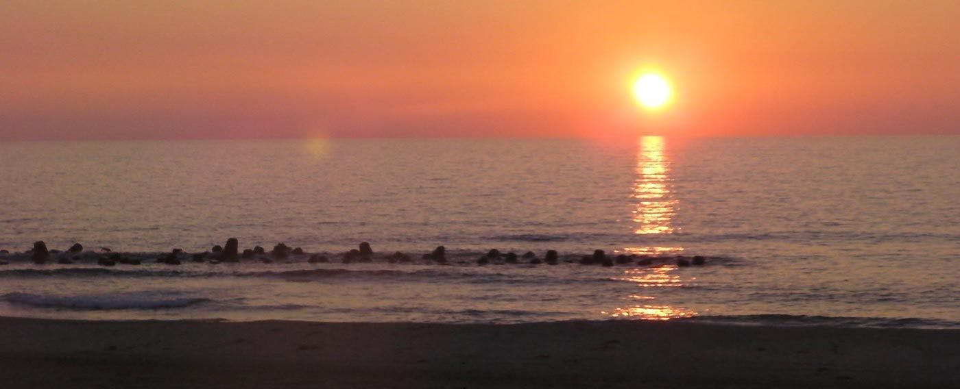 ทะเลรอบๆ วิวพระอาทิตย์ตก