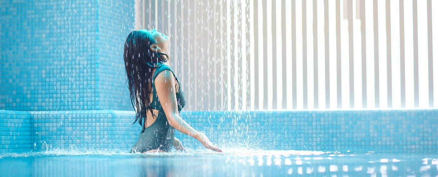 8 WATER CAVE ชุดว่ายน้ำ สปา