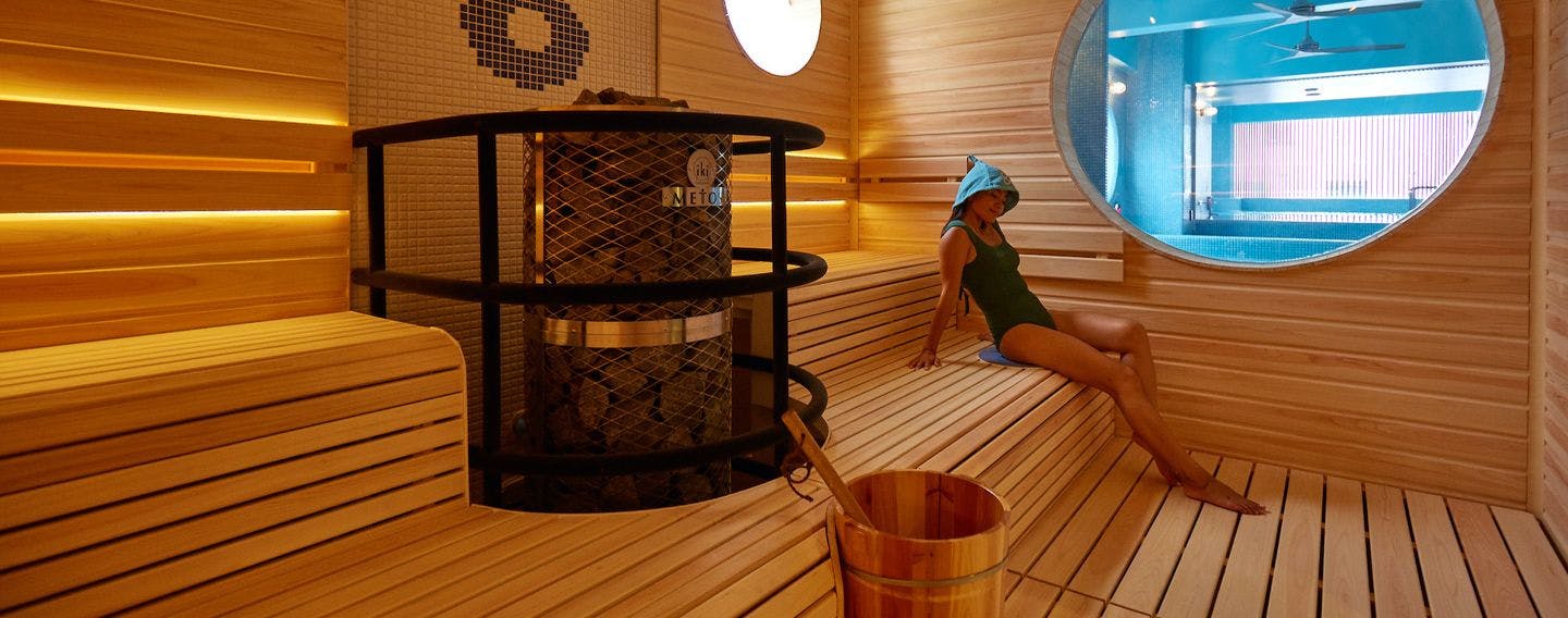 8 WATER CAVE ชุดว่ายน้ำ สปา