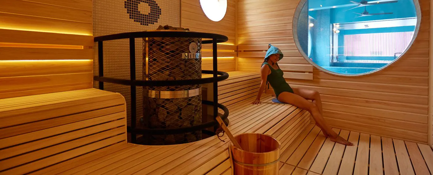 8 WATER CAVE ชุดว่ายน้ำ สปา