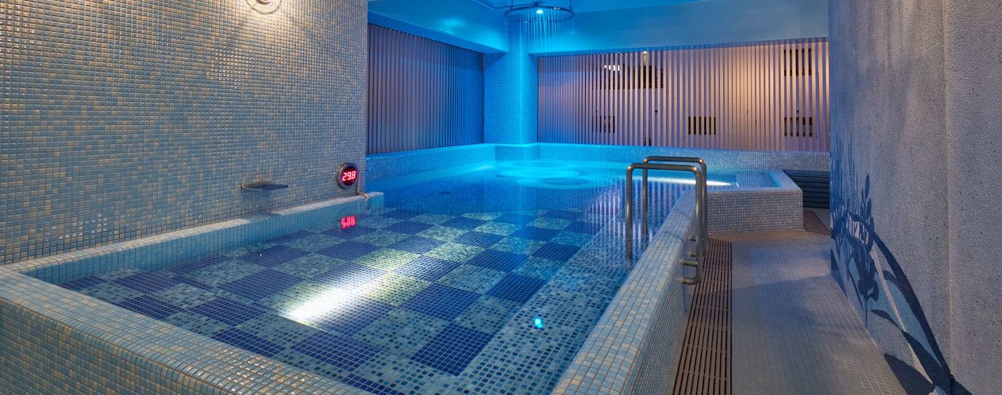 8 WATER CAVE ชุดว่ายน้ำ สปา