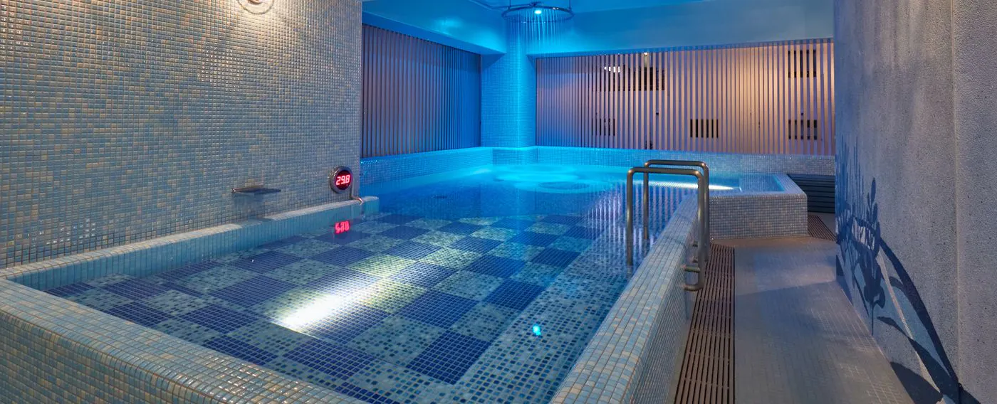 8 WATER CAVE ชุดว่ายน้ำ สปา