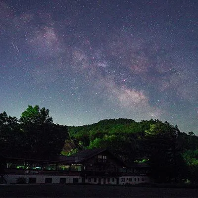 星の輝きに心打たれる標高1800mの天然プラネタリウム