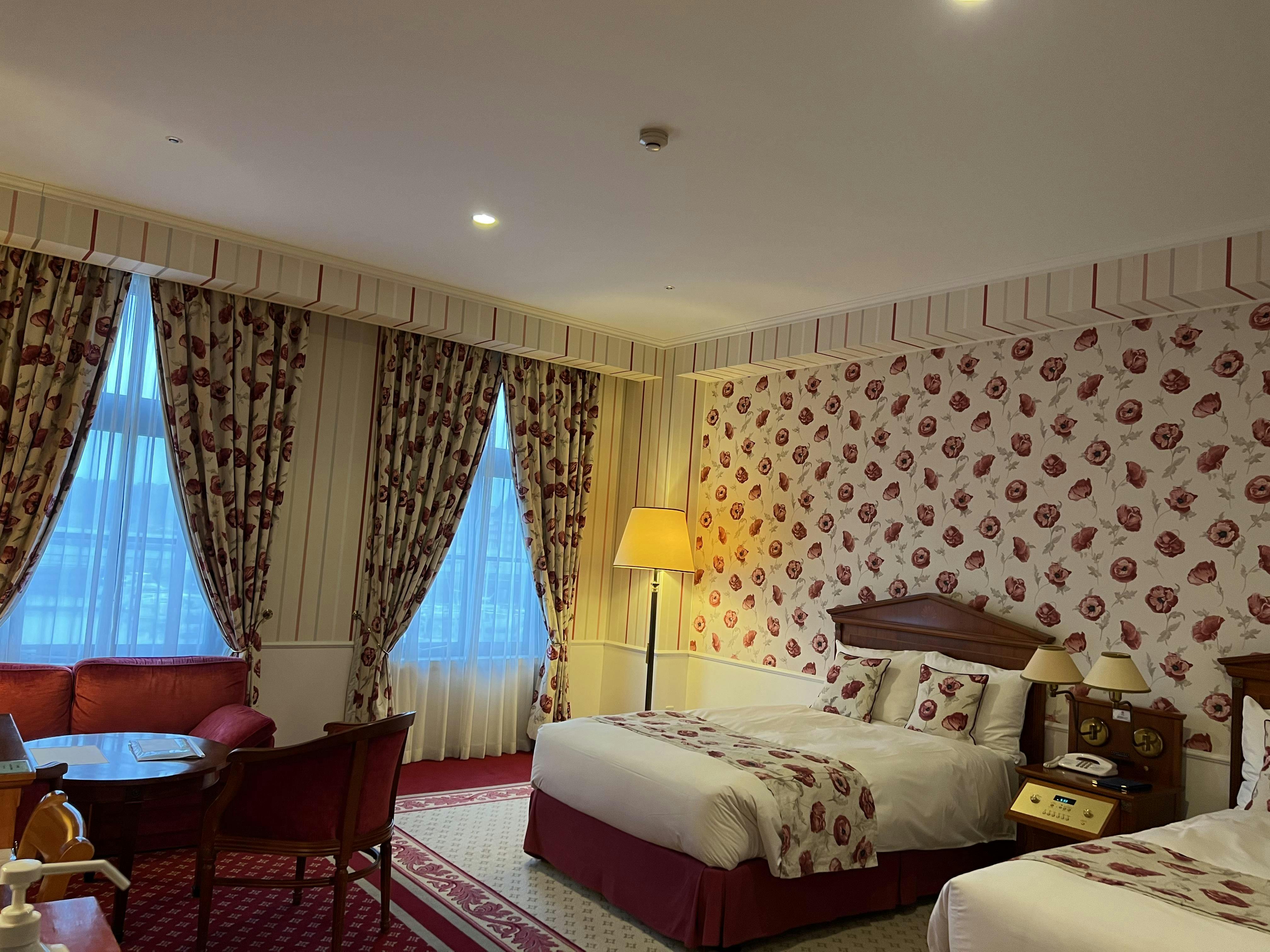 購入正規品 ハウステンボス アムステルダムホテル使用羽根枕二個 - 寝具