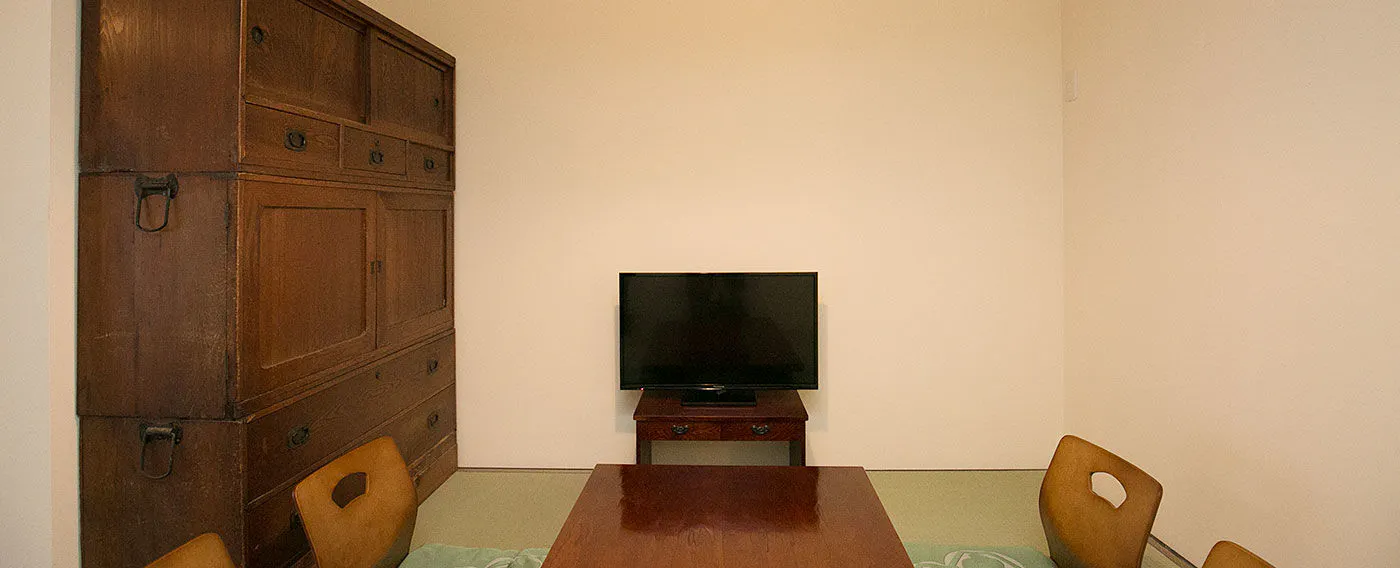 1階お部屋 こちらの町家で使われていたタンスをオブジェとして置いています。