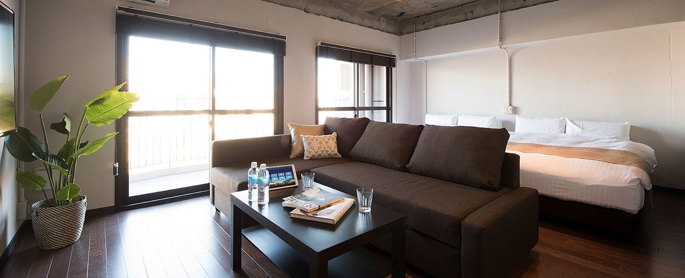 ห้องพักกว้างขวางพร้อมเตียงคู่ 2 เตียงและโซฟาเบด 1 ตัว