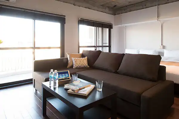 ห้องพักกว้างขวางพร้อมเตียงคู่ 2 เตียงและโซฟาเบด 1 ตัว