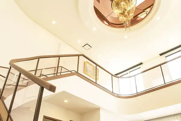 ห้องนั่งเล่นแบบเพดานสูง