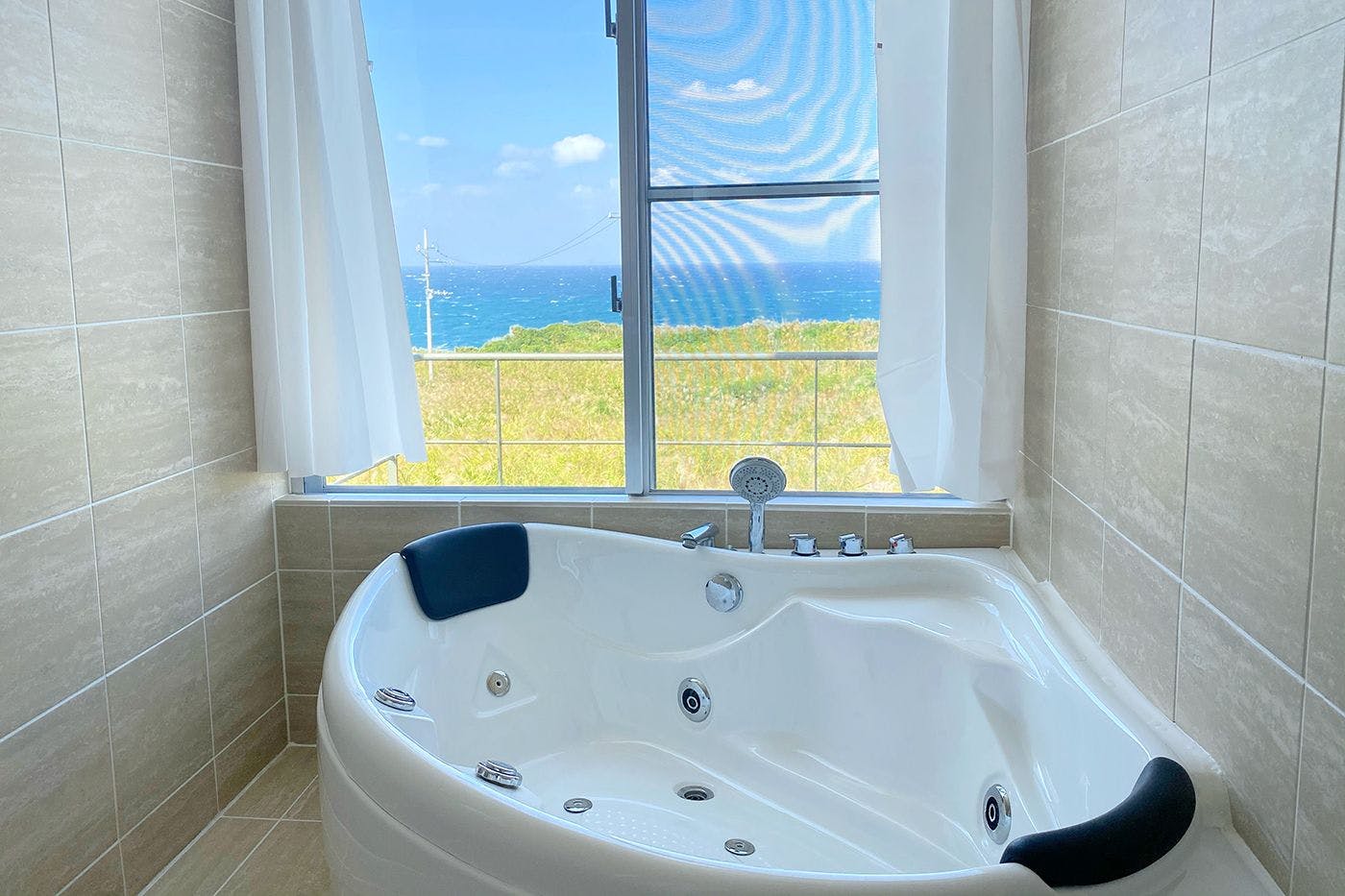 อ่างอาบน้ำจากุซซี่