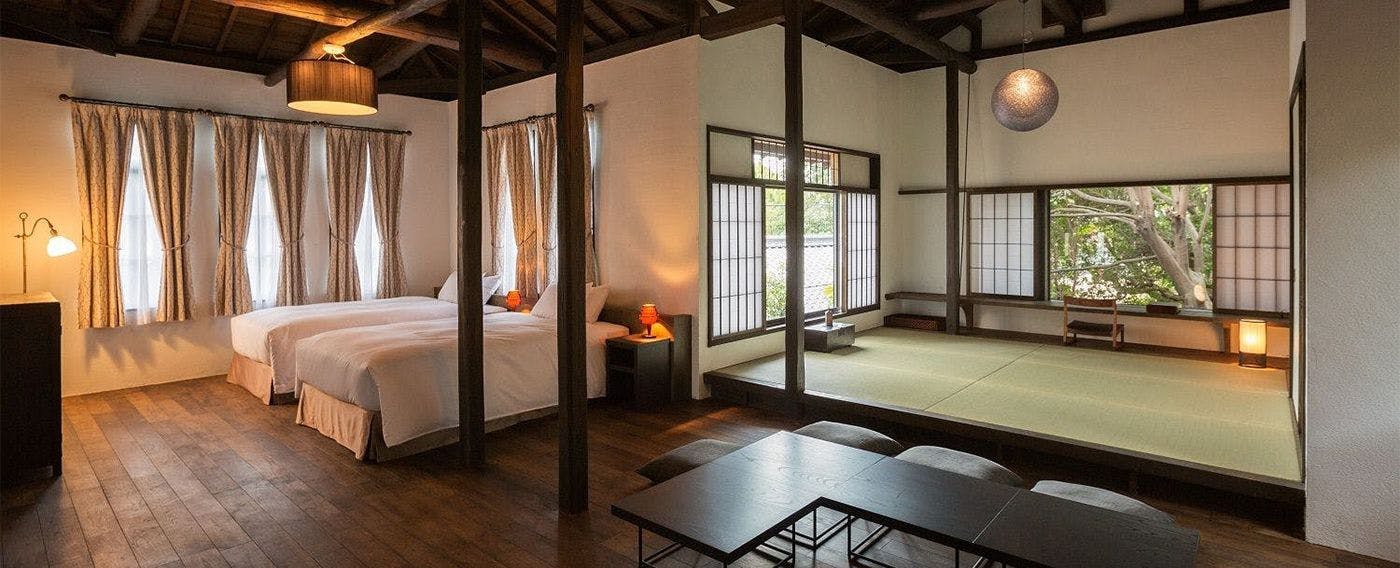 Ruang tamu dengan balok langit-langit yang khas