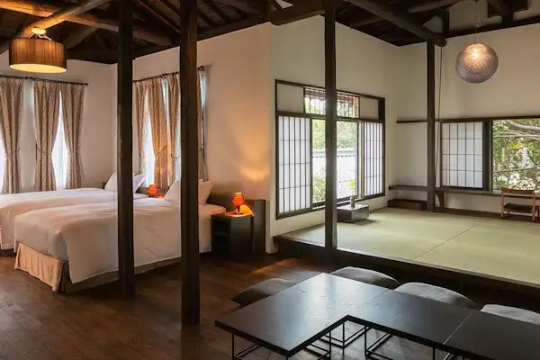 Ruang tamu dengan balok langit-langit yang khas