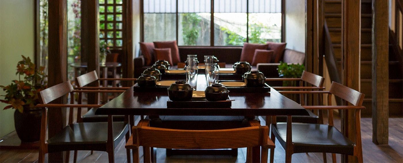 Di ruang makan lantai 1 terdapat dapur. Kami menyediakan microwave, peralatan masak, dan peralatan makan lengkap.