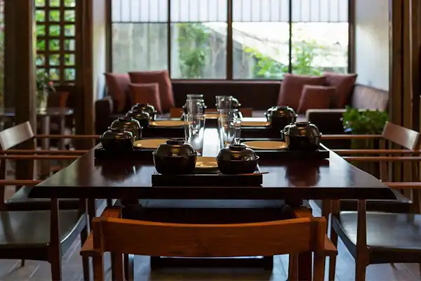 Di ruang makan lantai 1 terdapat dapur. Kami menyediakan microwave, peralatan masak, dan peralatan makan lengkap.